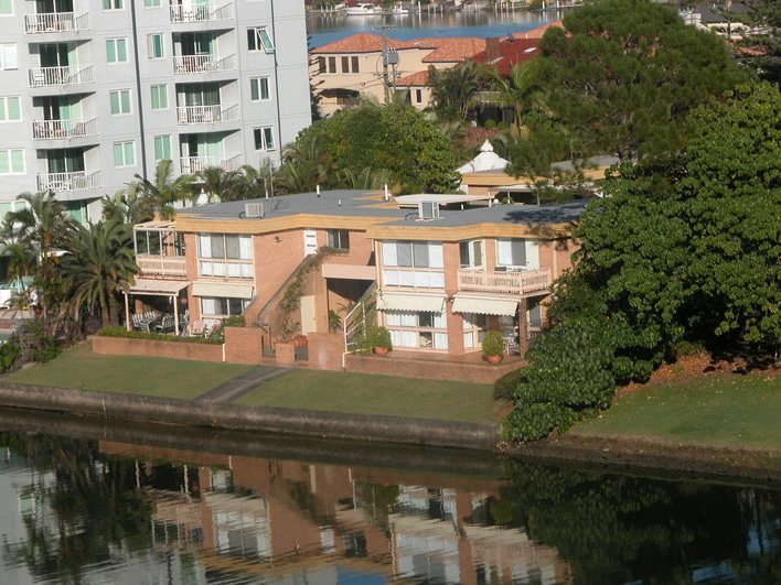 SURFERS PARADISE WATERFRONT Picture 2