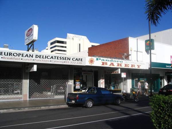 HIGH PROFILE - RARE PROMINENCE - BEST LOCATED RETAIL POSITION IN SOUTHPORT Picture 2