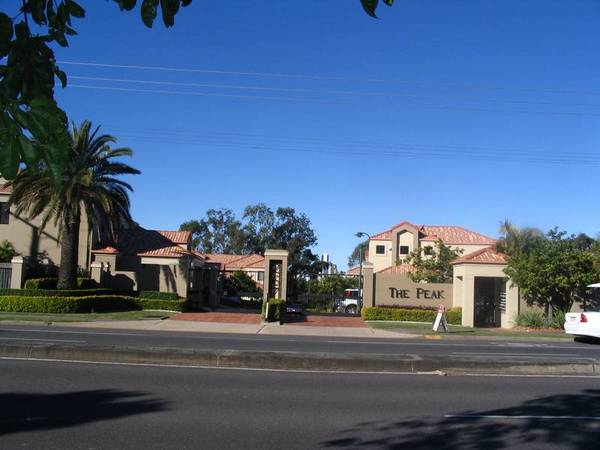 SUPERB 3 BEDROOM TOWNHOUSE HIGH ON THE HILL, WITH SKYLINE VIEWS Picture 2