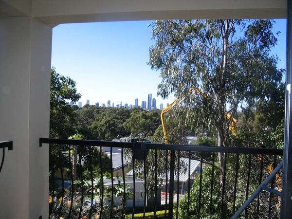 SUPERB 3 BEDROOM TOWNHOUSE HIGH ON THE HILL, WITH SKYLINE VIEWS Picture 3