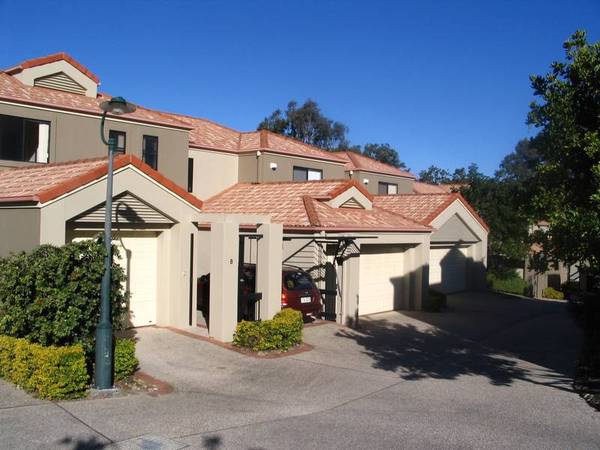 SUPERB 3 BEDROOM TOWNHOUSE HIGH ON THE HILL, WITH SKYLINE VIEWS Picture 1