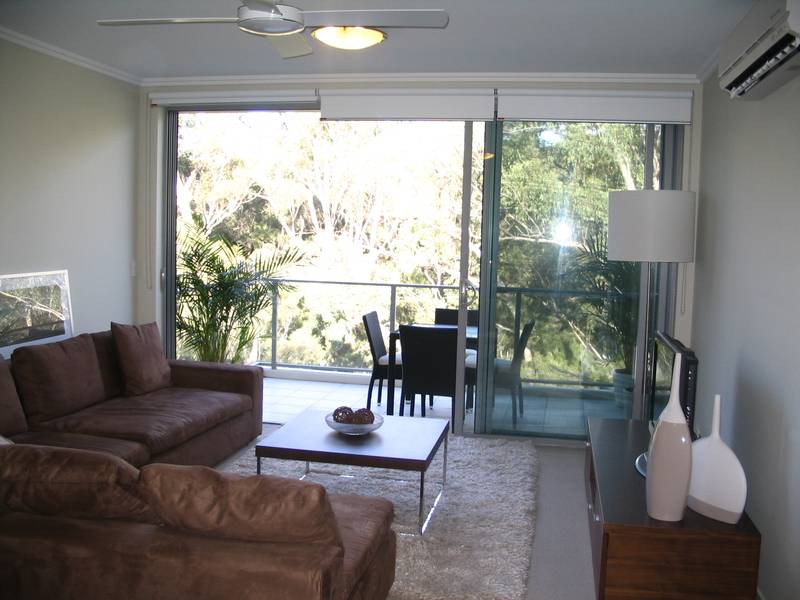 STUNNING NEW APARTMENT WITH DOUBLE SECURITY PARKING AND IN A RARE PET FRIENDLY BUILDING Picture 1