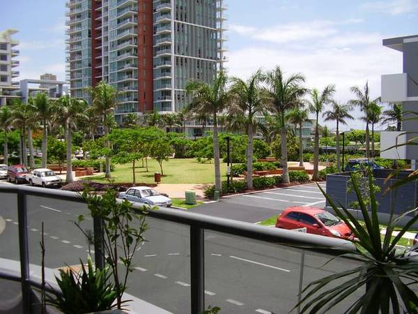 LUXURIOUS 'DUNES' BY THE BROADWATER. PRICE DRASTICALLY REDUCED BY $40,000. ALMOST NEW!! BELOW REPLACEMENT COST! Picture 2