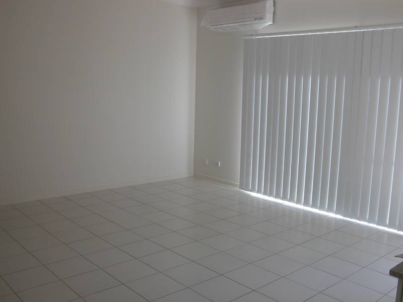 BRAND NEW LUXURY 3 BEDROOM TOWNHOUSE Picture 3