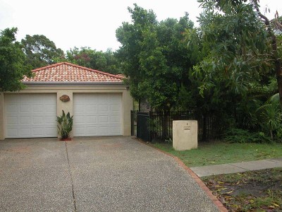 BEAUTIFUL 3 BEDROOM LOCATED IN ONE OF SOUTHPORT'S BEST TREE-LINED STREETS Picture