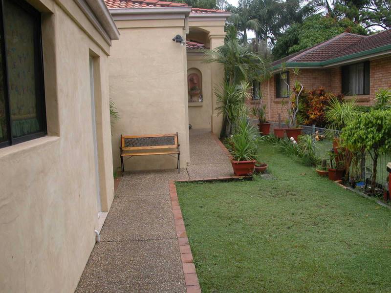 BEAUTIFUL 3 BEDROOM LOCATED IN ONE OF SOUTHPORT'S BEST TREE-LINED STREETS Picture 3