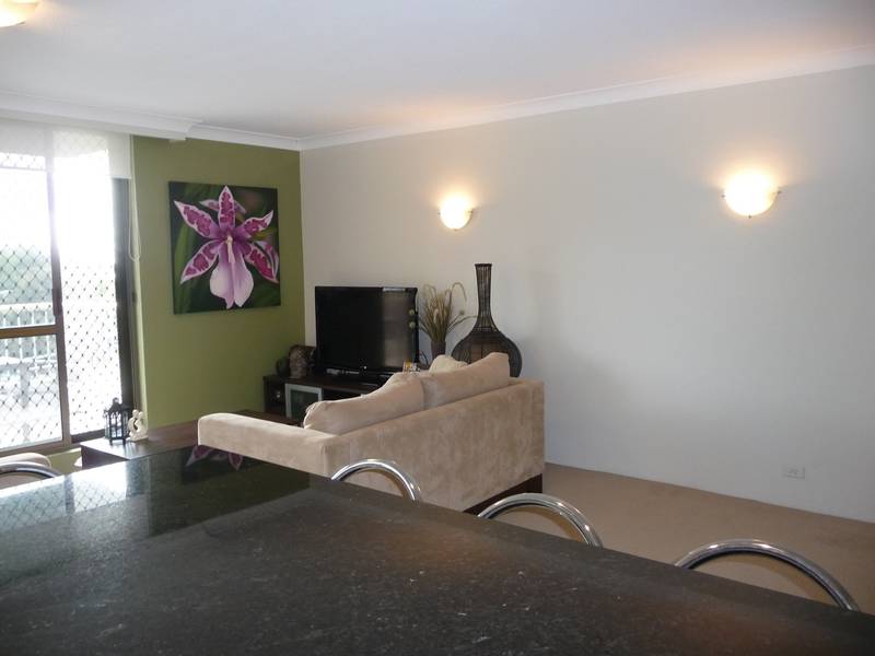 QUALITY BROADWATER VIEWS FROM FULLY RENOVATED APARTMENT THAT WILL DEFINITELY IMPRESS Picture 3