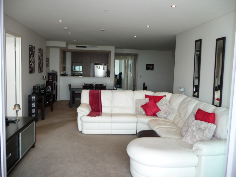 IS THIS THE BIGGEST MOST LIVEABLE 2 BEDROOM PLUS STUDY UNIT IN SOUTHPORT UNDER $600,000 Picture 3