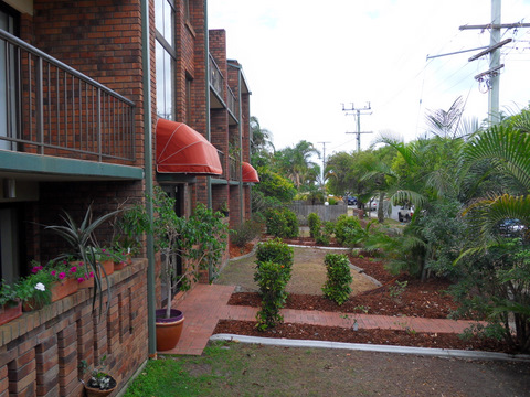 GREAT VALUE! GOOD LOCATION - CLOSE TO BROADWATER OFFERING GLIMPSES FROM UNIT! Picture 2