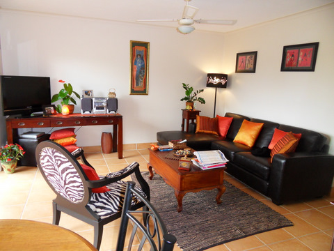 GREAT VALUE! GOOD LOCATION - CLOSE TO BROADWATER OFFERING GLIMPSES FROM UNIT! Picture 1