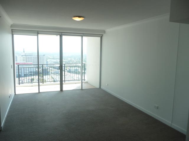 SOUTHPORT CENTRAL - BARGAIN UNIT IN TOWER ONE! Picture 3