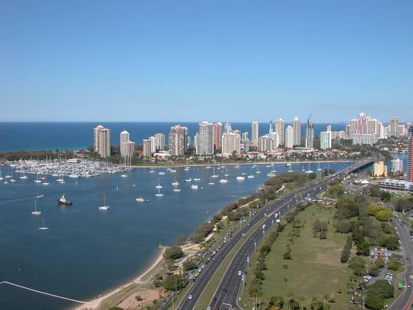 ABSOLUTELY STUNNING 3 BEDROOM SUB PENTHOUSE Picture 2