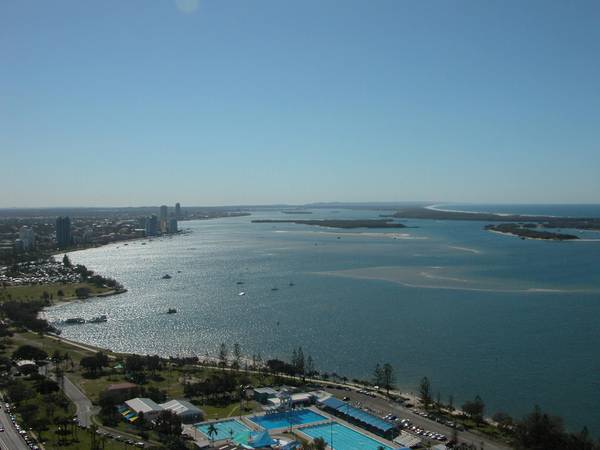 ABSOLUTELY STUNNING 3 BEDROOM SUB PENTHOUSE Picture 3