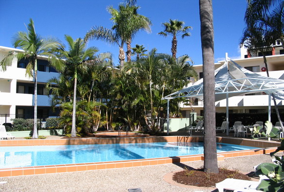 FULLY FURNISHED STUDIO UNIT - BRILLIANT BUYING! Picture 1