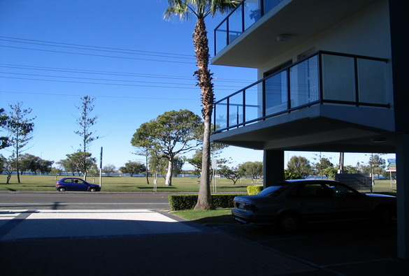 FULLY FURNISHED STUDIO UNIT - BRILLIANT BUYING! Picture 2