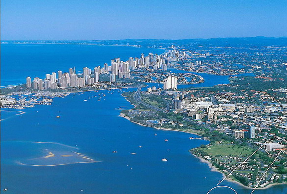 PENTHOUSE STYLE 2 BEDROOM APARTMENT DIRECTLY OPPOSITE THE BROADWATER Picture 2