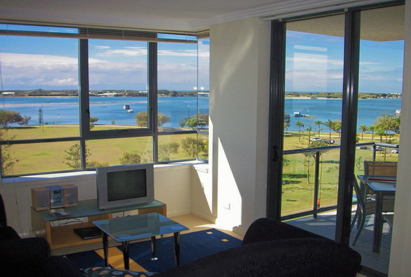 PENTHOUSE STYLE 2 BEDROOM APARTMENT DIRECTLY OPPOSITE THE BROADWATER Picture 3