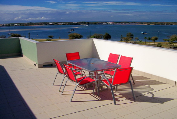 PENTHOUSE STYLE 2 BEDROOM APARTMENT DIRECTLY OPPOSITE THE BROADWATER Picture 1