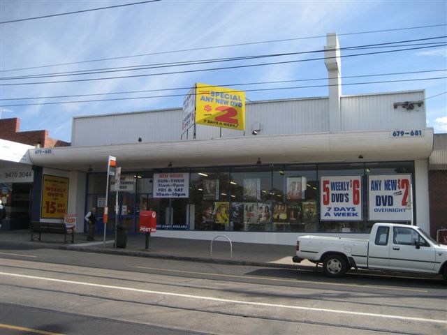 Large Retail Showroom Picture 1