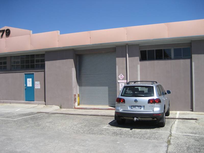 Massive warehouse on city fringe. Picture 2