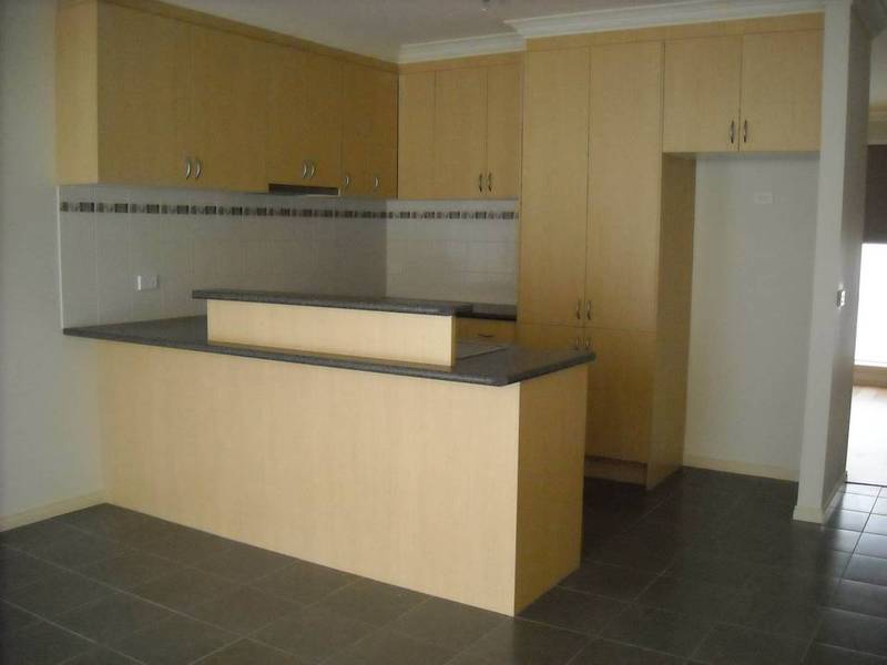 Ideal fior the professional couple with no time for gardens! Picture 2