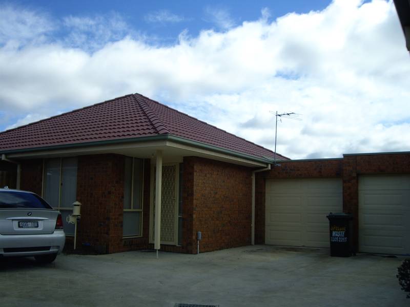 Ideal fior the professional couple with no time for gardens! Picture 1