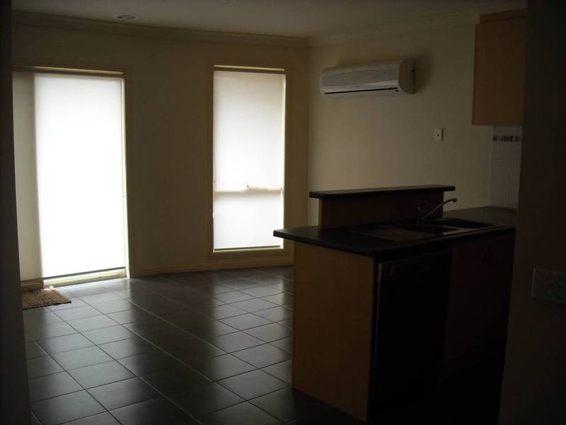 Ideal fior the professional couple with no time for gardens! Picture 3