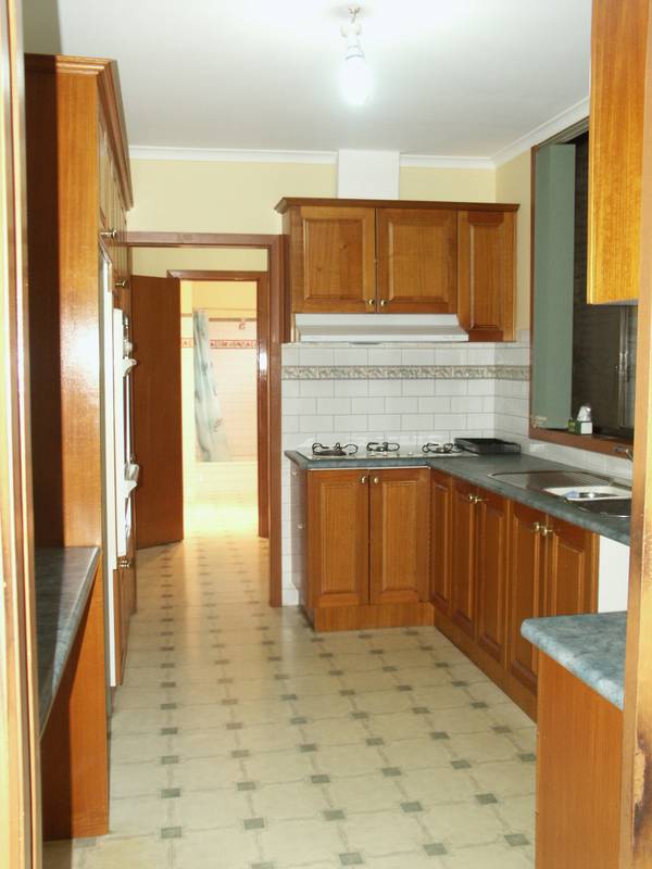 Only 800metres from the train station! Picture 2