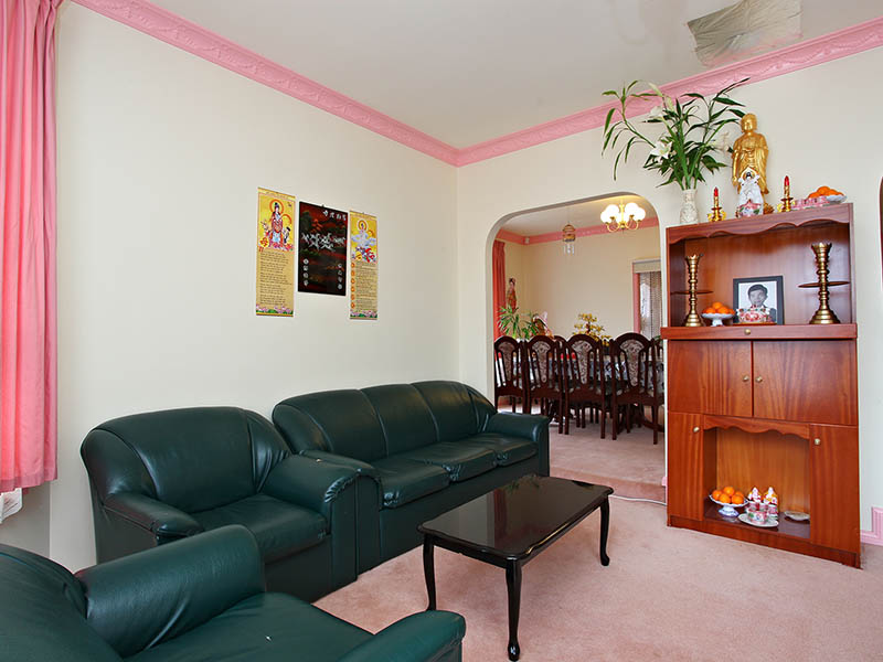 Just Under 1600sqm of land, Great size family home and a massive 4 car garage Picture 3