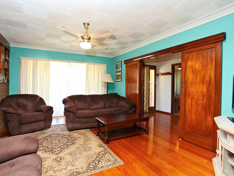 The Right Home in the Right Location! Picture 2