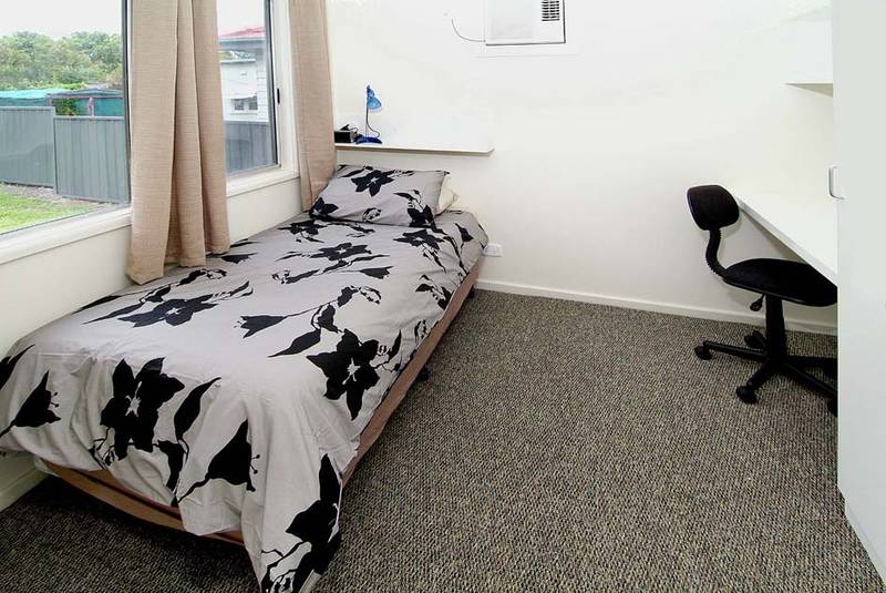 STUDENT SHARE ACCOMODATION - 1 ROOM AVAILABLE Picture 2