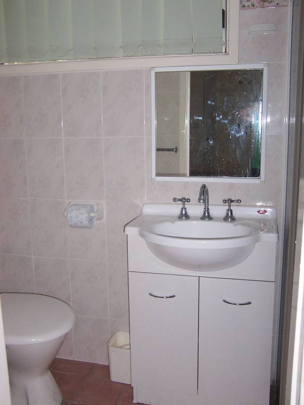 FULLY FURNISHED BEDSIT Picture 3