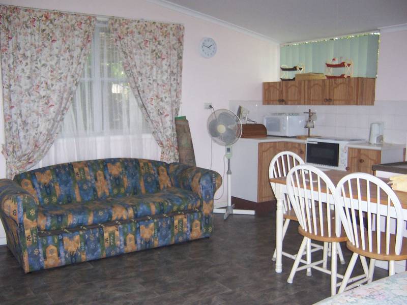 FULLY FURNISHED BEDSIT Picture 1