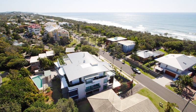 Sophisticated Living By The Beach! Picture 1