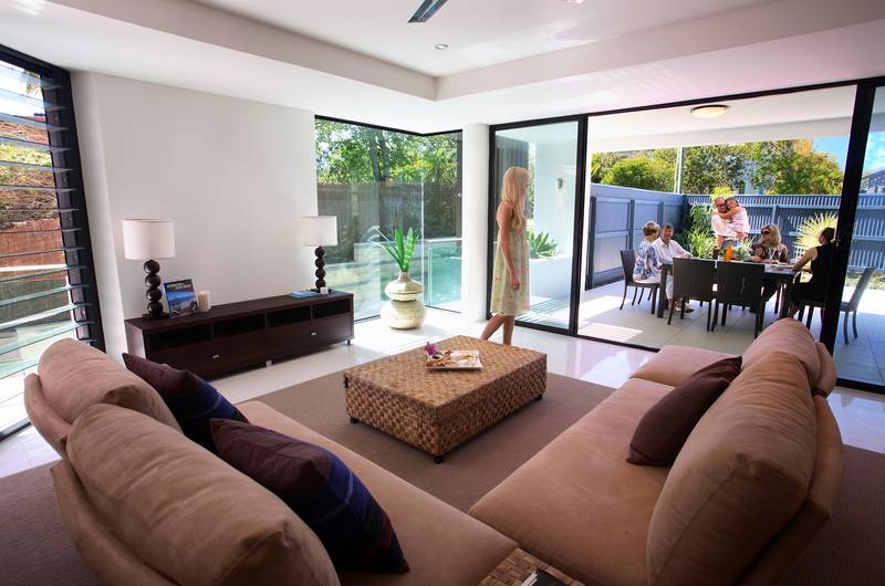 Sophisticated Living By The Beach! Picture 2