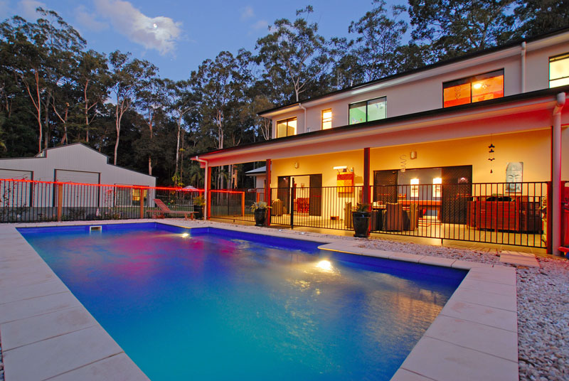 CONTEMPORARY, LOW-MAINTENANCE ACREAGE LIVING Picture 1