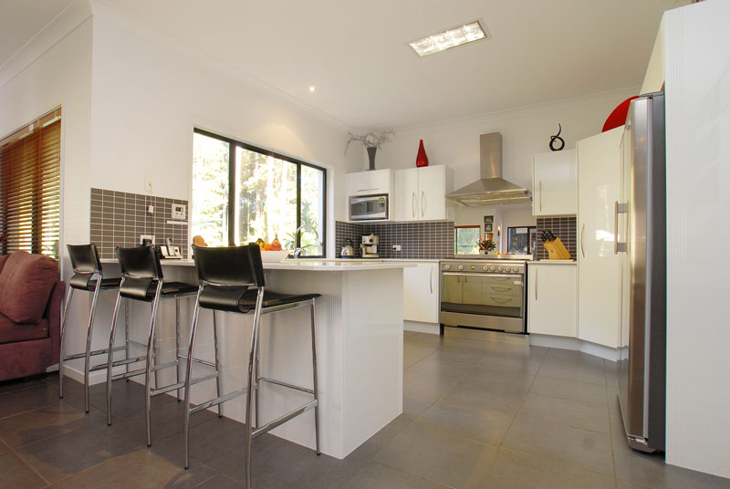 CONTEMPORARY, LOW-MAINTENANCE ACREAGE LIVING Picture 2