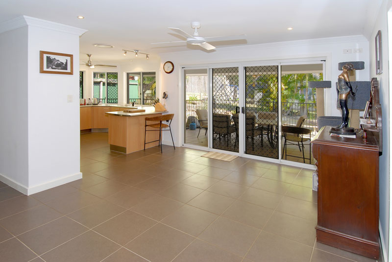 FAMILY HOME SACRIFICED - MUST BE SOLD! Picture 3