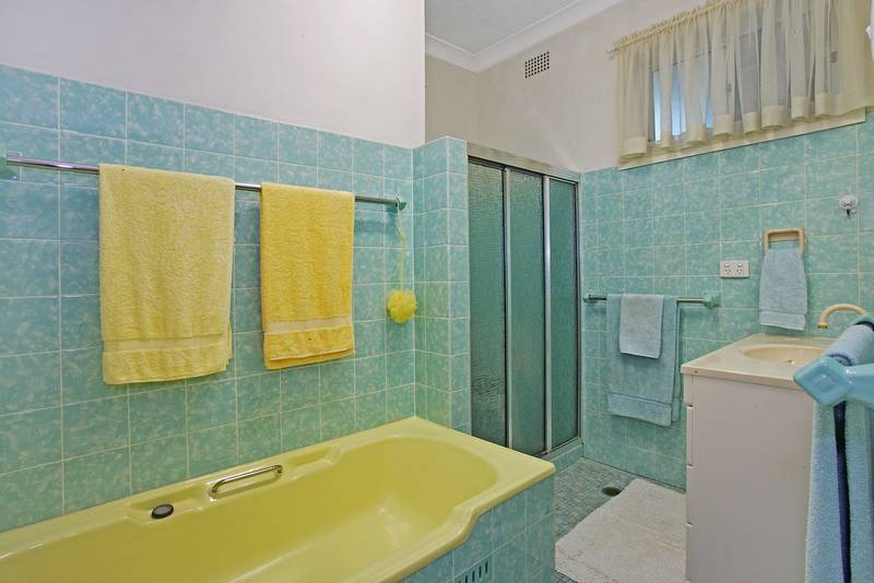 LARGE, ORIGINAL FAMILY HOME Picture 3