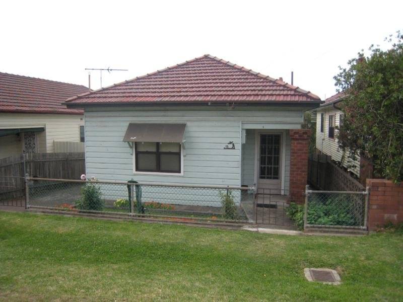 ONE BEDROOM HALF HOUSE Picture 1