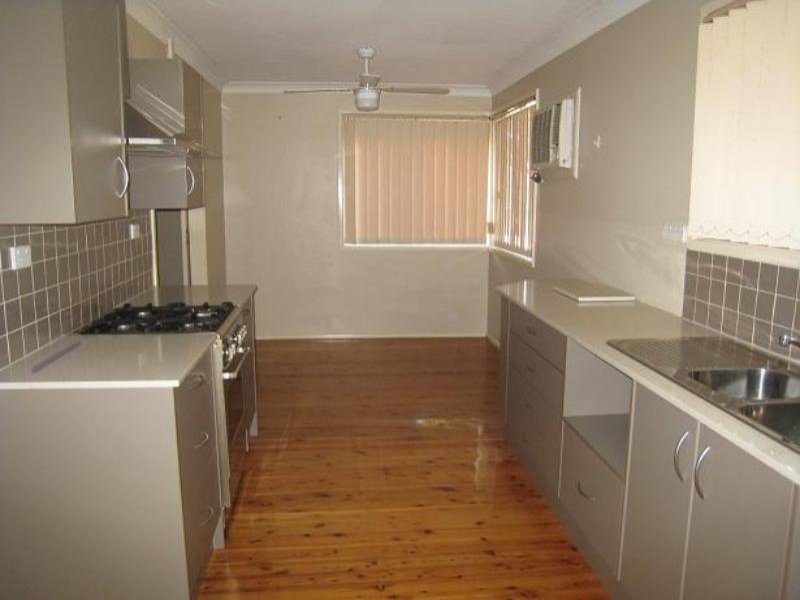 THREE BEDROOM HOUSE Picture 2