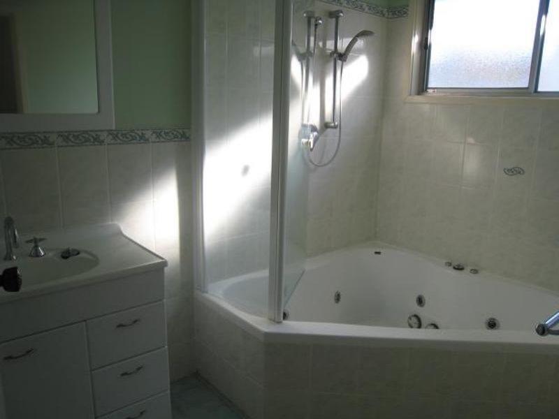 THREE BEDROOM HOUSE Picture 3