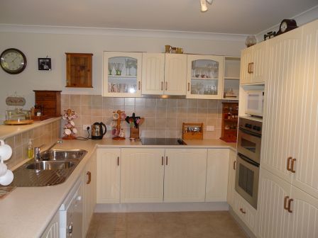 Tri- Level Splendour! Picture 2