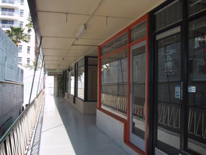 BROADBEACH - SMALL SHOP FOR LEASE Picture 2