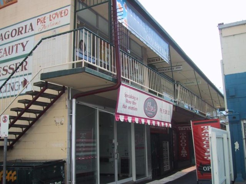 BROADBEACH - SMALL SHOP FOR LEASE Picture 3