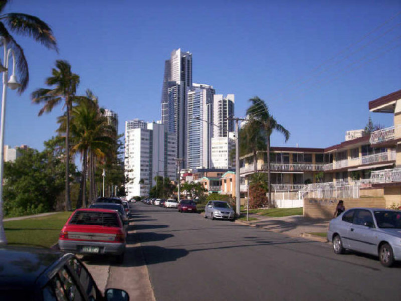 BLOCK OF FLATS - DOWNTOWN SURFERS - WATER VIEWS FROM THE STREET LEVEL Picture 3