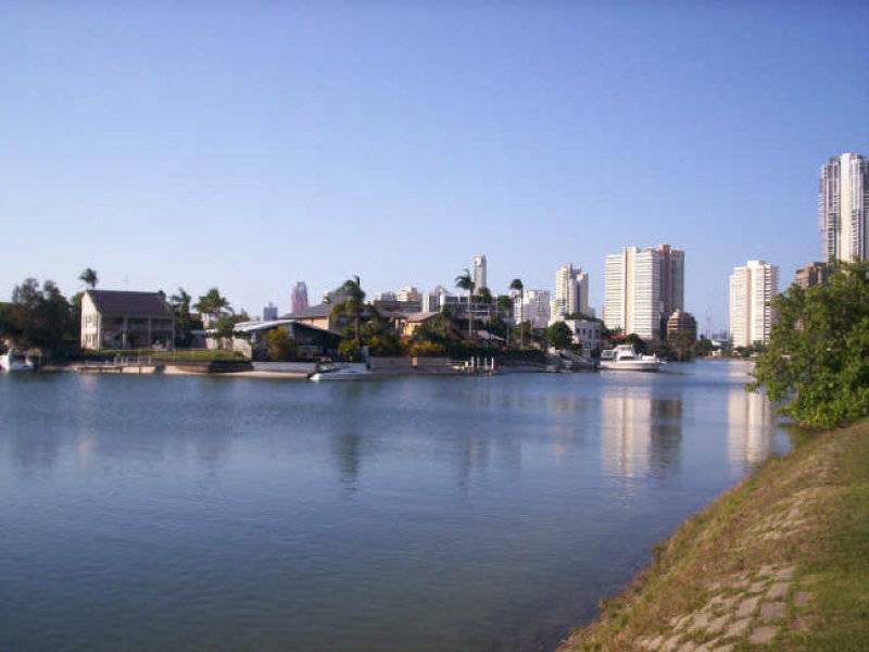 BLOCK OF FLATS - DOWNTOWN SURFERS - WATER VIEWS FROM THE STREET LEVEL Picture 2
