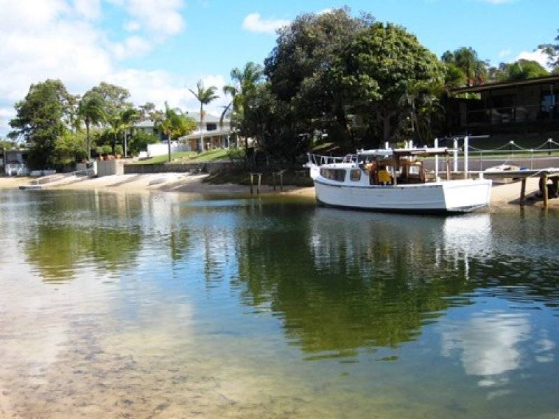 GREAT WATERFRONT INVESTMENT-A RARE INVITATION TO UPGRADE AND PROSPER Picture 1