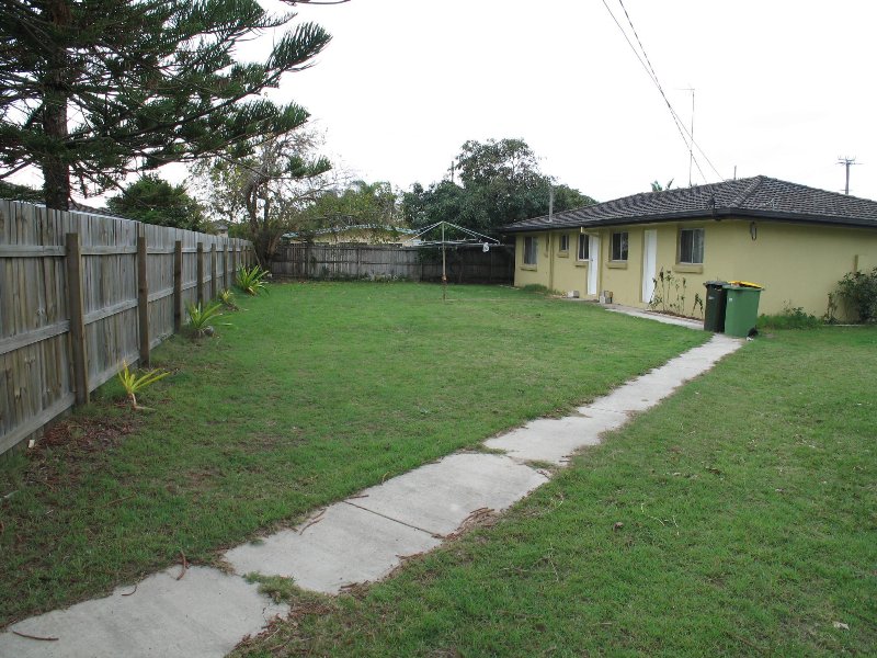 Huge Dry Block in Broadbeach Waters Picture 2