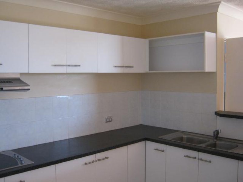 SUPER VALUE FOR BROADBEACH Picture 3